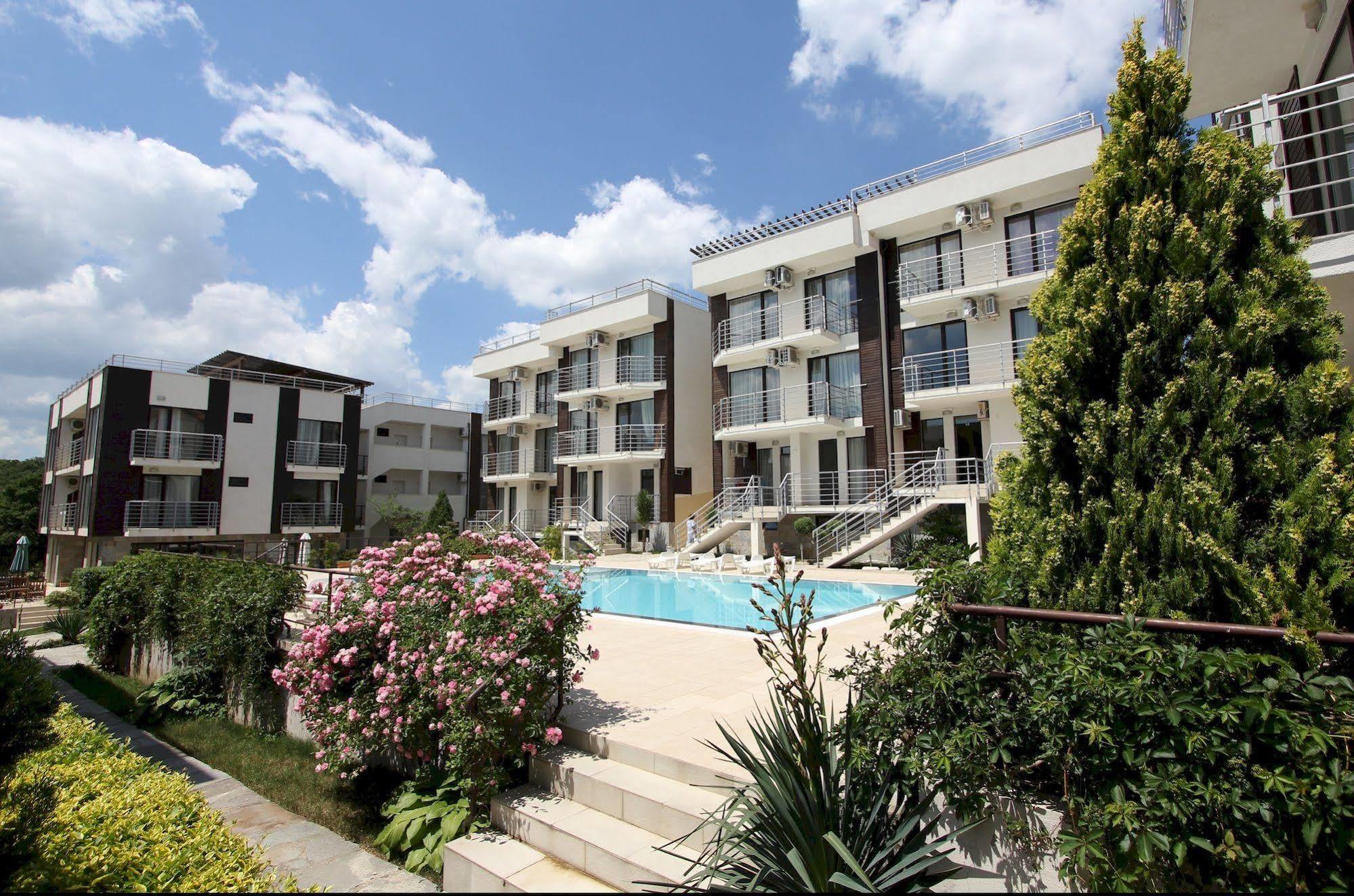 סאני ביץ' New Line Village Apartments מראה חיצוני תמונה
