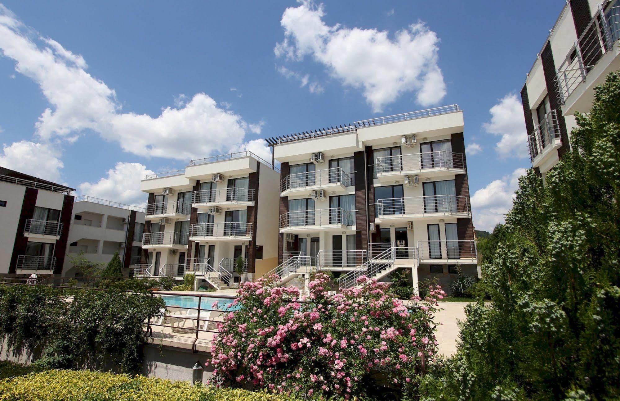 סאני ביץ' New Line Village Apartments מראה חיצוני תמונה