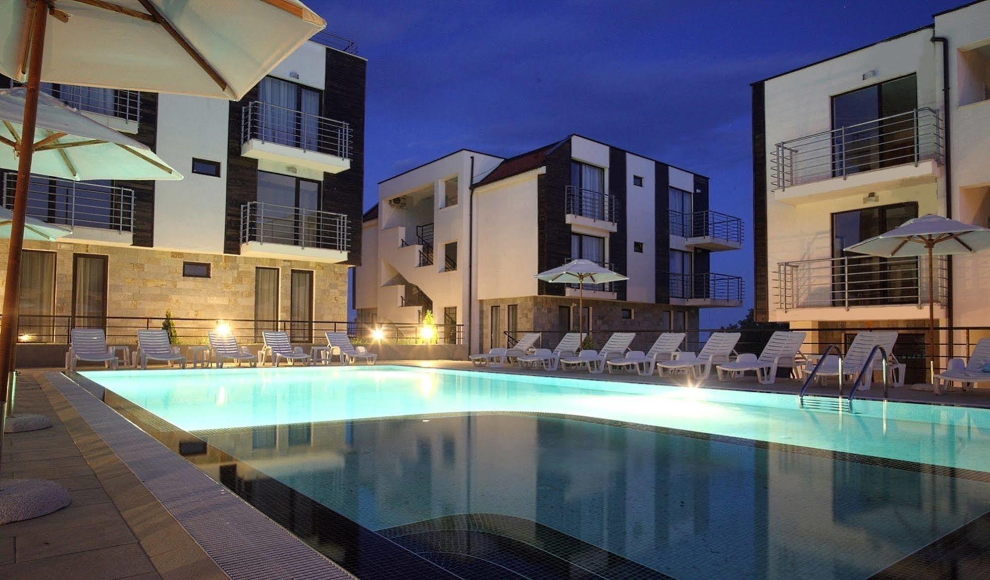 סאני ביץ' New Line Village Apartments מראה חיצוני תמונה