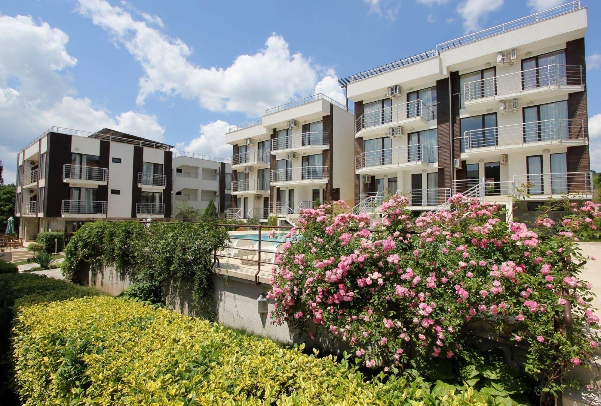 סאני ביץ' New Line Village Apartments מראה חיצוני תמונה